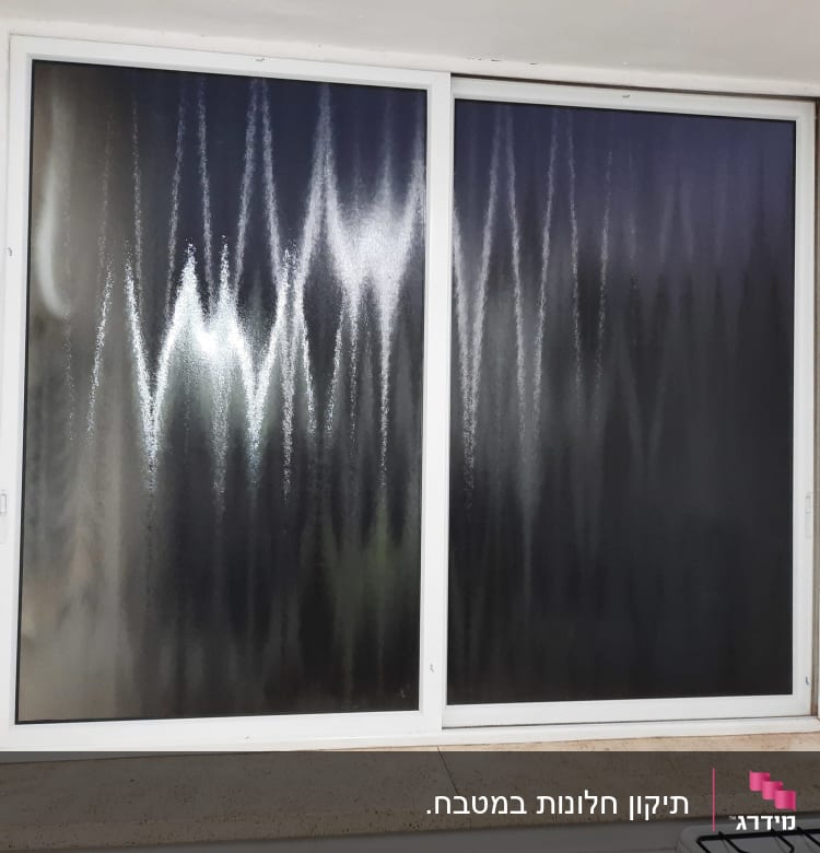 חלון אלומיניום עם זכוכית מעוצבת